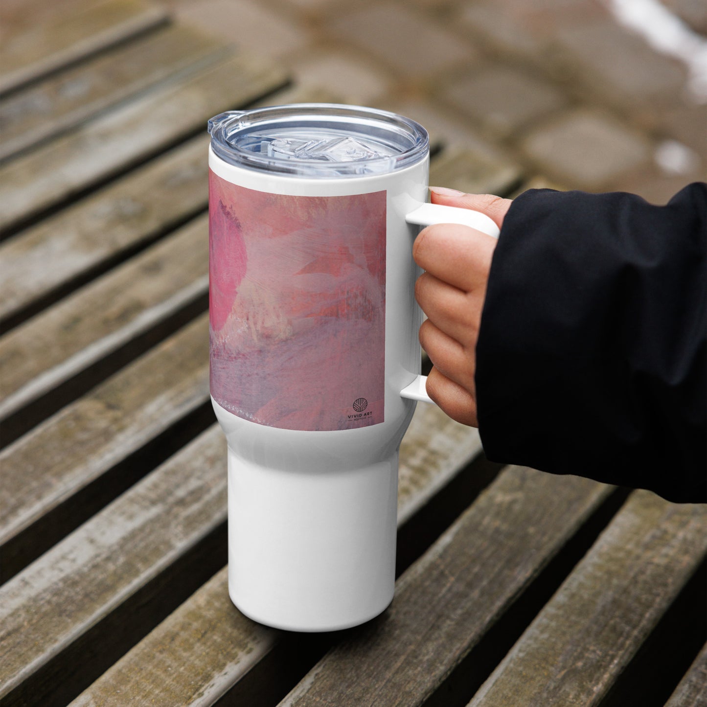 Travel mug with a handle