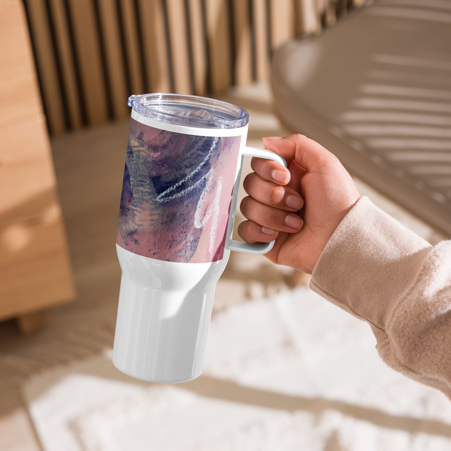 Travel mug with a handle