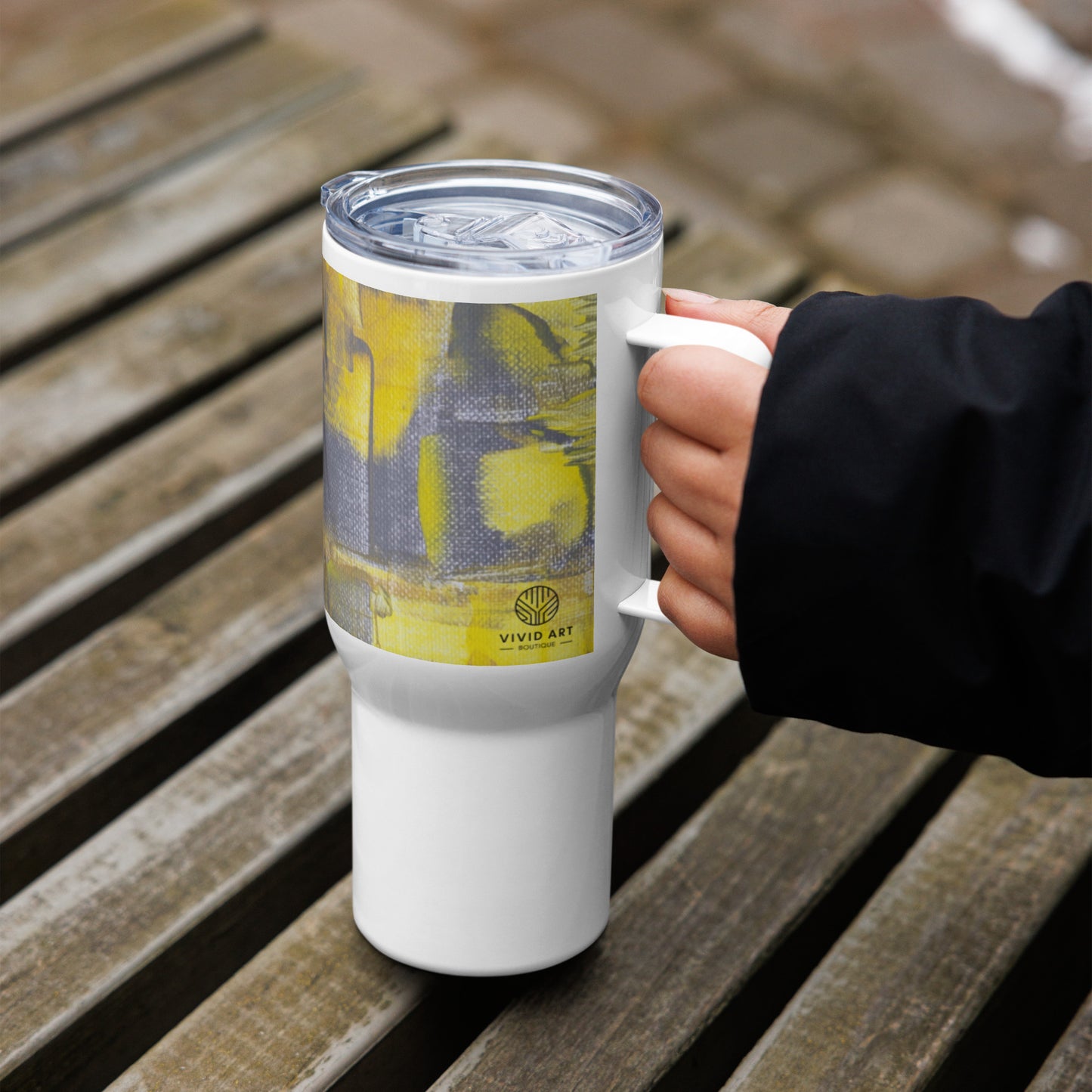 Travel mug with a handle