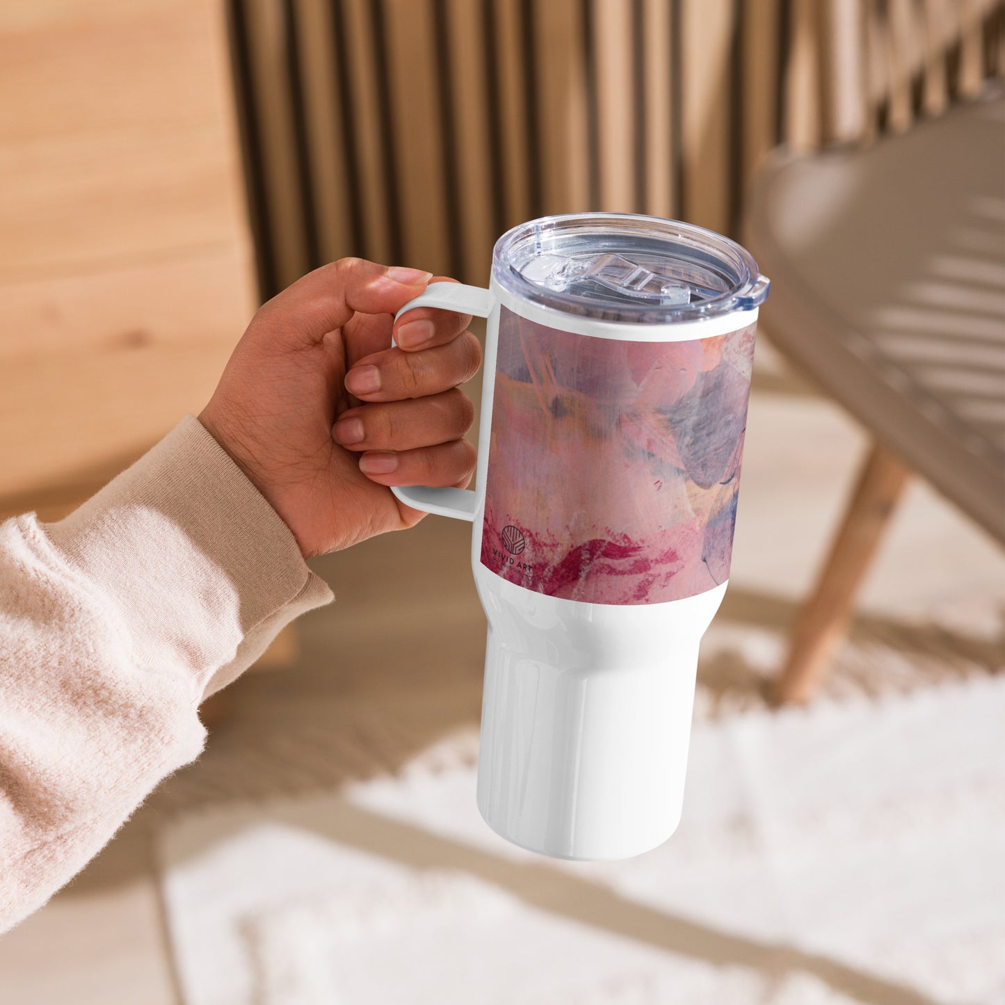 Travel mug with a handle